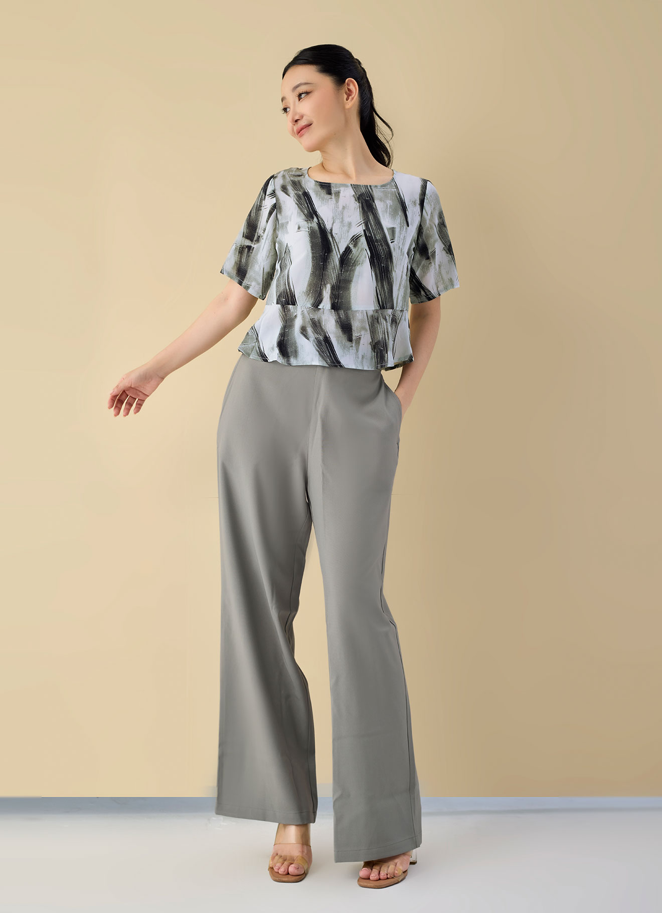 Laurel-Wreath  by Round-Neck Top